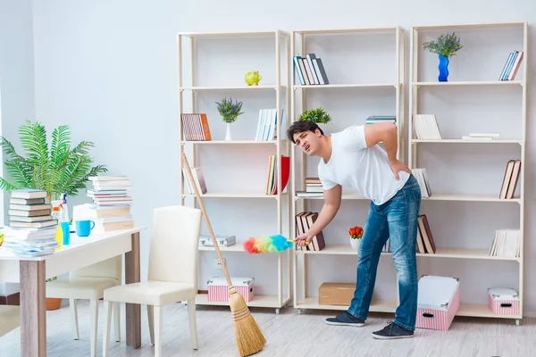 Adam evi temizliyor.