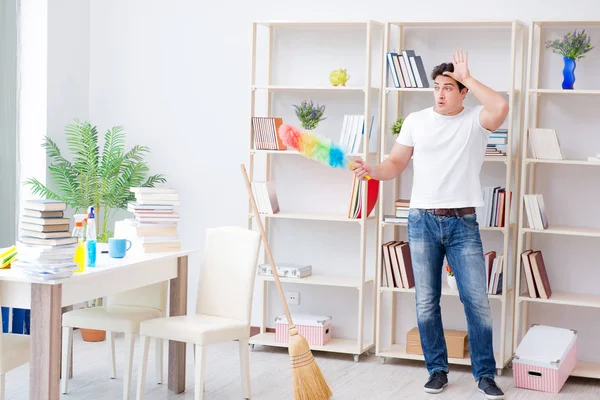 Adam evi temizliyor.