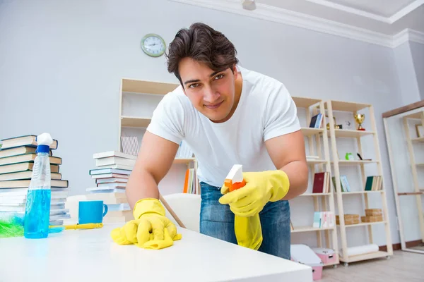 Uomo che fa pulizia a casa — Foto Stock