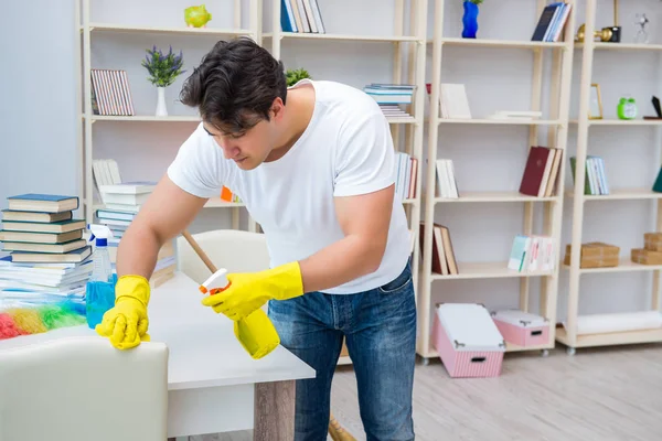 Mann putzt zu Hause — Stockfoto