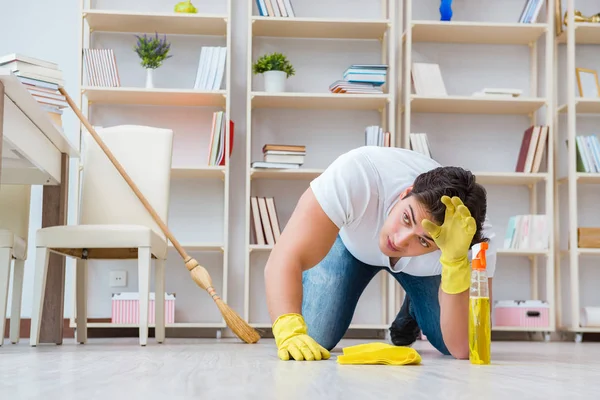 Adam evi temizliyor.