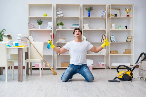 Hombre haciendo limpieza en casa —  Fotos de Stock