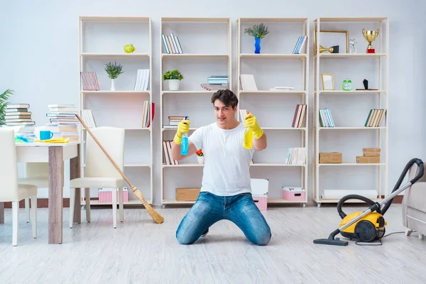 Adam evi temizliyor.