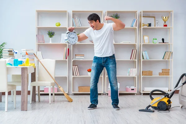 Adam evi temizliyor.