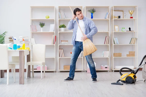 Uomo che fa pulizia a casa — Foto Stock