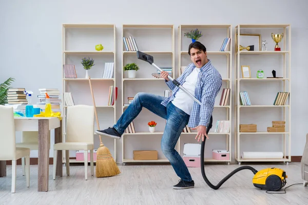 Adam evi temizliyor.