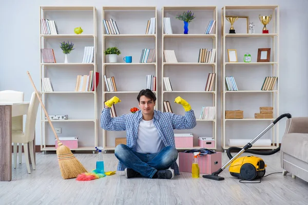 Adam evi temizliyor.