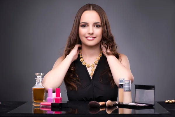 Mujer joven en concepto de maquillaje de belleza — Foto de Stock