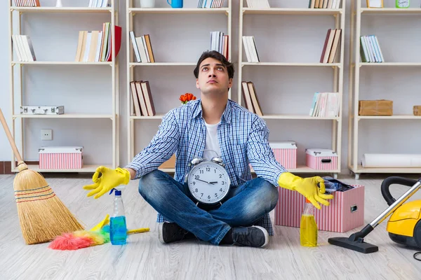 Hombre haciendo limpieza en casa —  Fotos de Stock