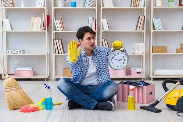 Adam evi temizliyor.