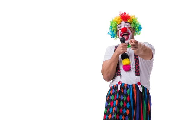 Смешной клоун с микрофоном поющий караоке изолирован на белом — стоковое фото