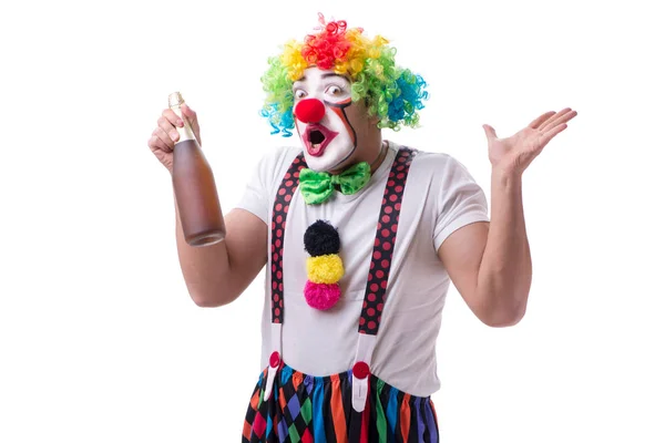 Grappige clown met een fles geïsoleerd op witte achtergrond — Stockfoto