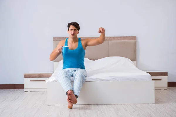 Jovem acordando na cama — Fotografia de Stock