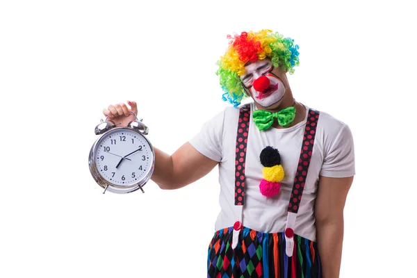 Payaso divertido con un reloj despertador aislado sobre fondo blanco — Foto de Stock