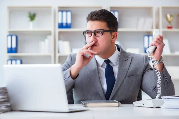 Uomo d'affari che fuma in ufficio al lavoro — Foto Stock