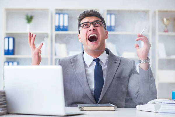 Empresário fumando no escritório no trabalho — Fotografia de Stock