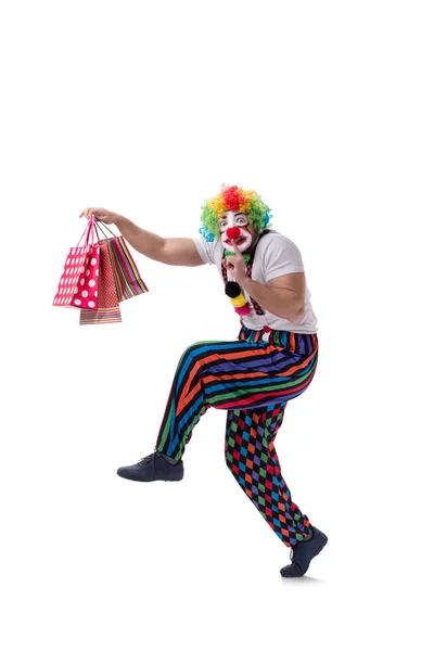 Grappige clown met boodschappentassen geïsoleerd op witte achtergrond — Stockfoto