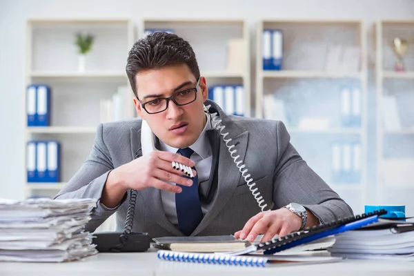 Empresario fumando en oficina en el trabajo — Foto de Stock