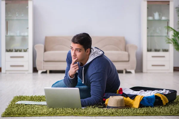 Tatil gezisini haritayla planlayan adam