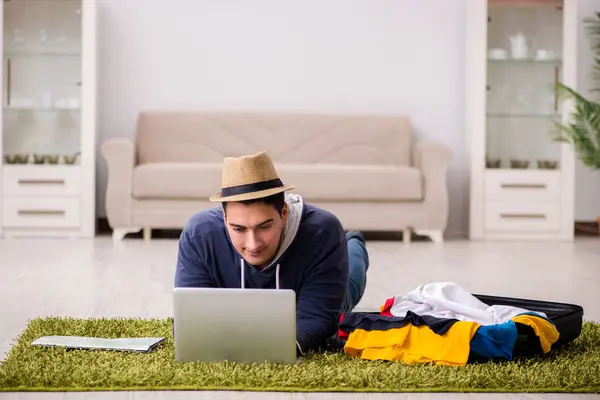 Tatil gezisini haritayla planlayan adam