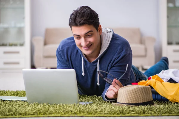 Tatil gezisini haritayla planlayan adam