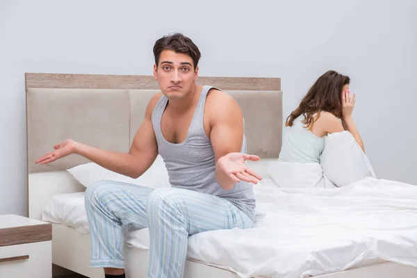 Rodinný konflikt s manželkou a manželem v posteli — Stock fotografie