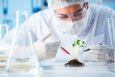Laboratuvarda bilim adamıyla biyoteknoloji kavramı