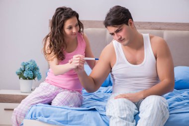 Hamilelik testi sonuçları olan genç bir aile