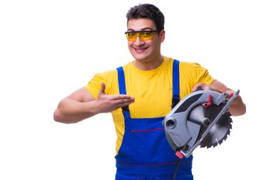 Daire üzerinde beyaz izole testere ile tulum giyen marangoz