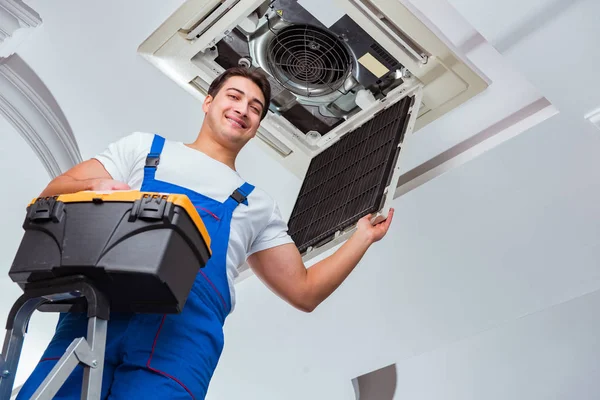 Trabajador reparación de la unidad de aire acondicionado del techo — Foto de Stock