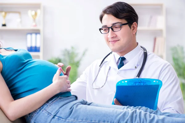 Mulher grávida visitando médico no conceito médico — Fotografia de Stock