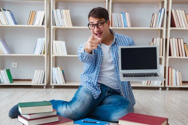 Genç öğrenci kitaplarla çalışıyor.