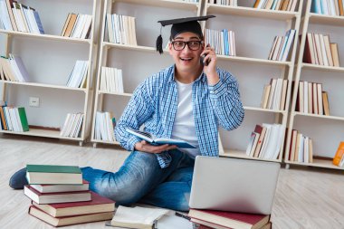 Genç öğrenci kitaplarla çalışıyor.