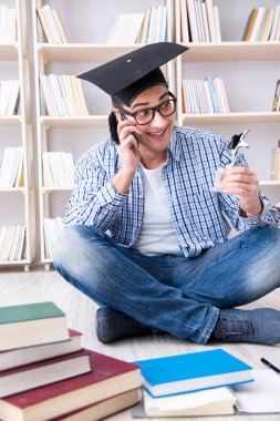 Genç öğrenci kitaplarla çalışıyor.