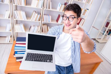 Kitapları olan genç bir öğrenci sınavlara hazırlanıyor.