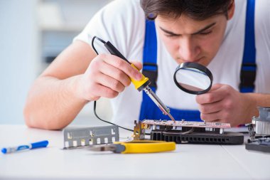 Masaüstü bilgisayarını tamir eden bilgisayar tamircisi