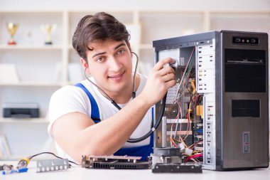 Masaüstü bilgisayarını tamir eden bilgisayar tamircisi