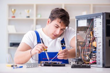 Masaüstü bilgisayarını tamir eden bilgisayar tamircisi
