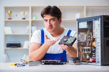 Masaüstü bilgisayarını tamir eden bilgisayar tamircisi