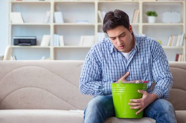 Midesi bulanan ve kusan bir adam.