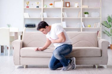 Midesi bulanan ve kusan bir adam.