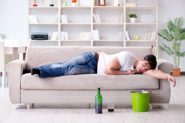 Midesi bulanan ve kusan bir adam.