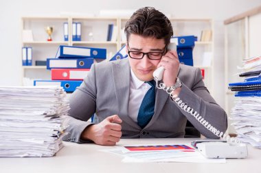 İşadamı evrak işleriyle meşgul.