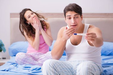 Hamilelik testi sonuçları olan genç bir aile