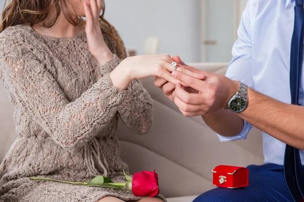 Conceito romântico com o homem fazendo proposta de casamento — Fotografia de Stock