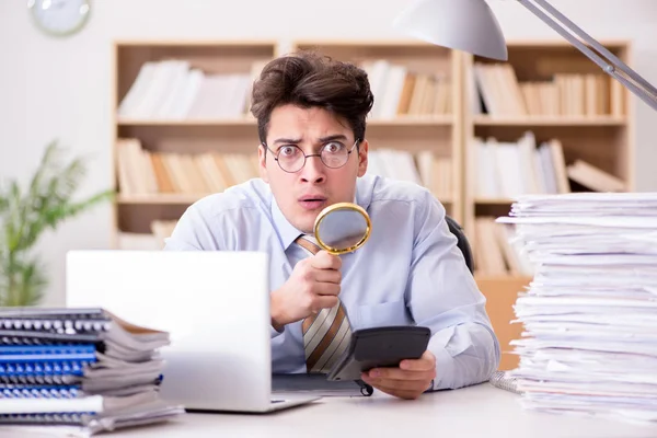 Auditor loco buscando errores en el informe — Foto de Stock