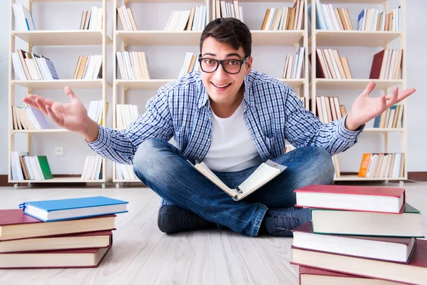 Jovem estudante estudando com livros — Fotografia de Stock