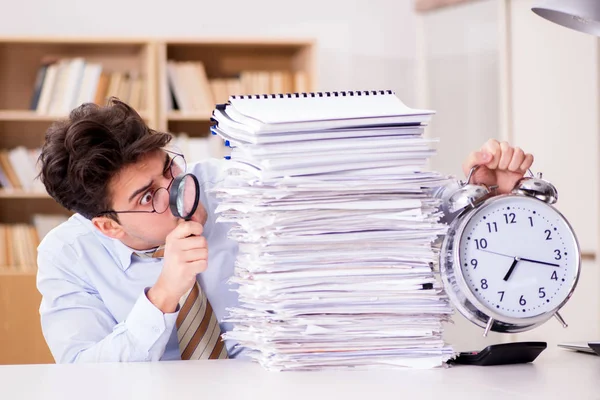 Auditor loco buscando errores en el informe —  Fotos de Stock