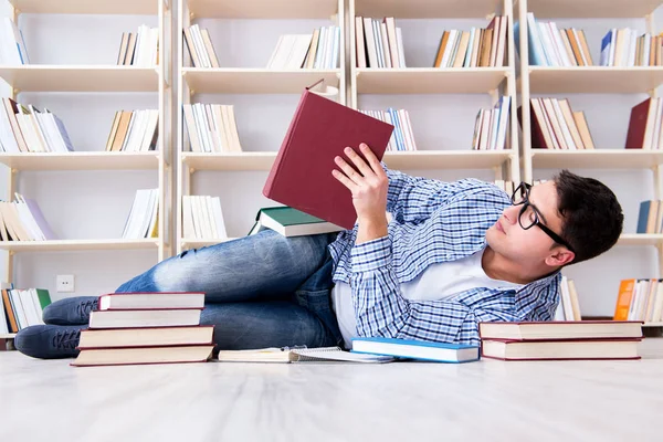 Jovem estudante estudando com livros — Fotografia de Stock