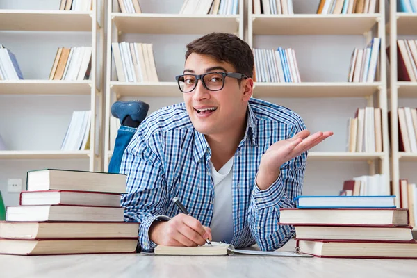 Giovane studente che studia con i libri — Foto Stock